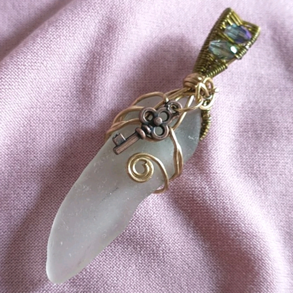 NWT 🇨🇦 Beach Glass Pendant